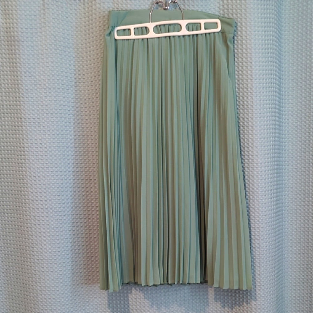 NWT Sz SP Elegant Green Pleated Midi Skirt